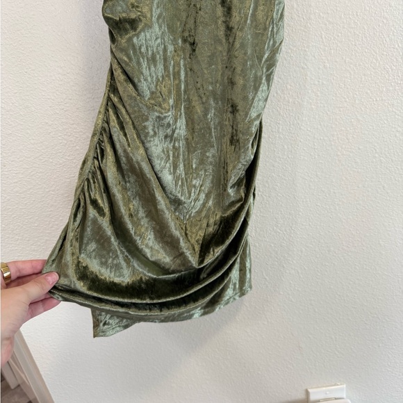 Lucy In The Sky Ruched Cross Back Dress in Green Velvet Size Large - Picture 4 of 8
